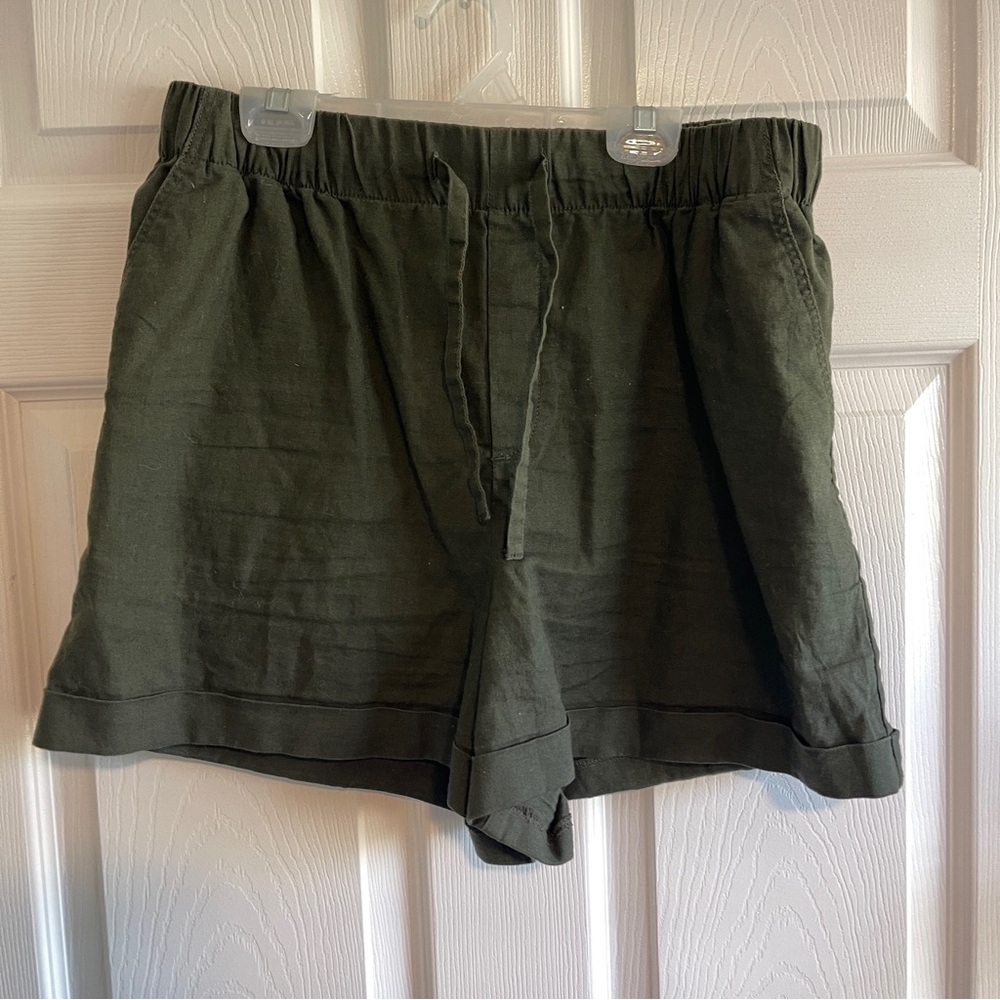 Uniqlo Women's Green shorts 🩳 size medium